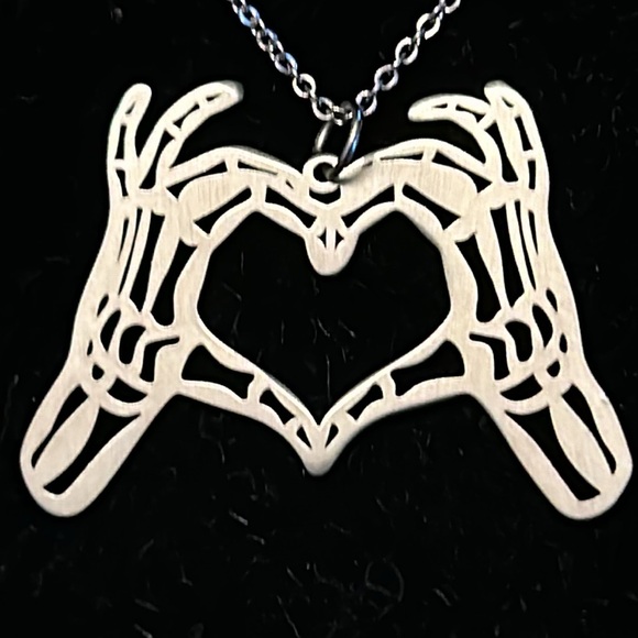 Skeleton hands pendant - Picture 4 of 5